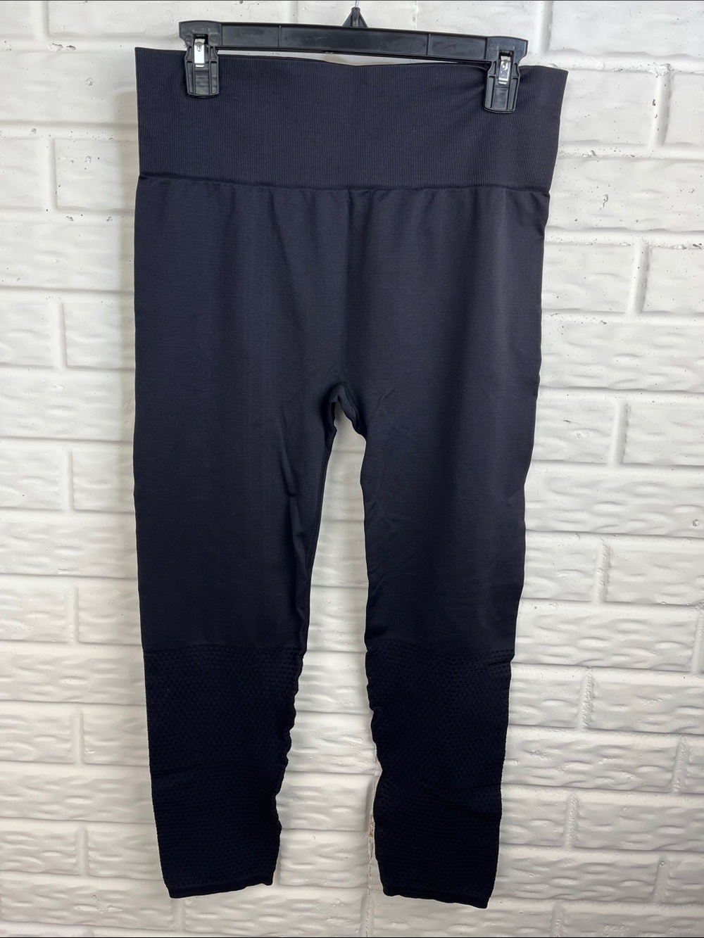 FABLETICS LEGGINGS WIDE WAISTBAND NO MIDDLE SEAM MESH CALF BLACK SIZE LARGE NWOT